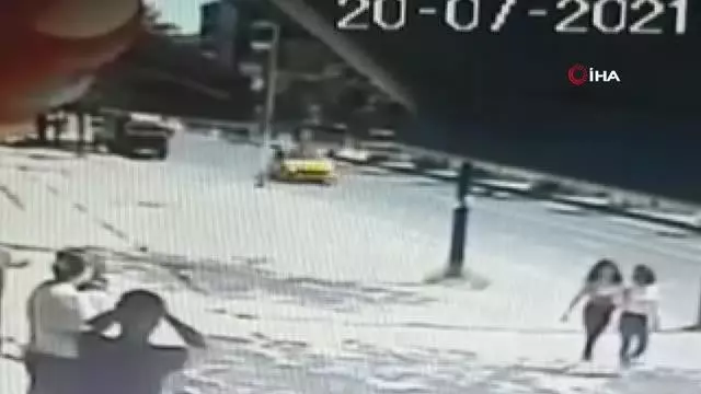 Yolun karşısına geçmeye çalışan çocuğa otomobil böyle çarptı Yolun karşısına geçmeye çalışan çocuğa otomobil böyle çarptı