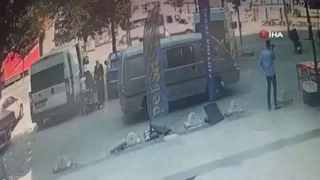 Yolun karşısına geçmeye çalışan çocuğa otomobil böyle çarptı