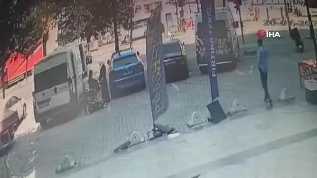 Yolun karşısına geçmeye çalışan çocuğa otomobil böyle çarptı