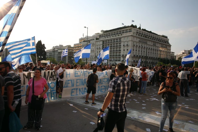 Yunanistan'da a kartlar polisle att