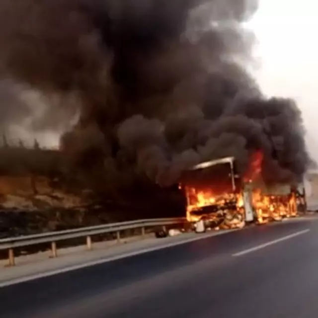 Adana'da seyir halindeki otobüs alev alev yandı