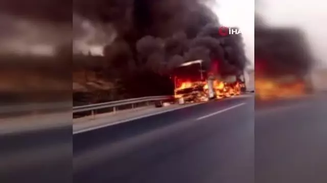 Adana'da seyir halindeki otobüs alev alev yandı Adana'da seyir halindeki otobüs alev alev yandı