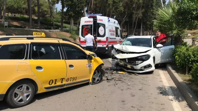 Adana'da ticari taksi ile otomobil çarpıştı: 3 yaralı Adana'da ticari taksi ile otomobil çarpıştı: 3 yaralı