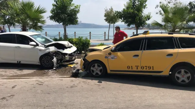 Adana'da ticari taksi ile otomobil çarpıştı: 3 yaralı