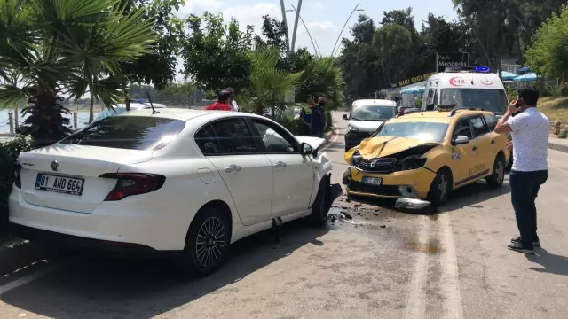 Adana'da ticari taksi ile otomobil çarpıştı: 3 yaralı
