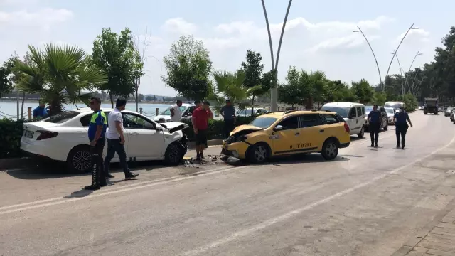 Adana'da ticari taksi ile otomobil çarpıştı: 3 yaralı
