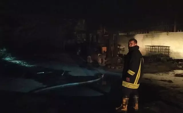 Son dakika: Geri dönüşüm fabrikasında çıkan yangın söndürüldü