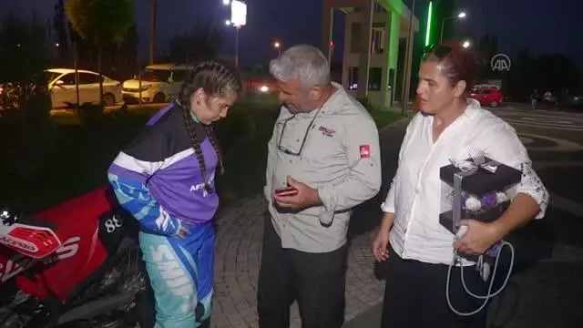 AFYONKARAHİSAR - Dünya Kadınlar Motokros Şampiyonası'nda Türkiye'yi temsil edecek Yıldırım, sanatçı İrem Derici'yle buluştu