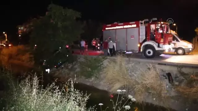Ağaca çarpan otomobilde sıkışan sürücü itfaiye ekibince kurtarıldı Ağaca çarpan otomobilde sıkışan sürücü itfaiye ekibince kurtarıldı