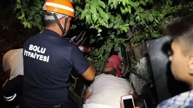Ağaca çarpan otomobilde sıkışan sürücü itfaiye ekibince kurtarıldı