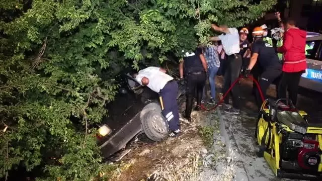 Ağaca çarpan otomobilde sıkışan sürücü itfaiye ekibince kurtarıldı