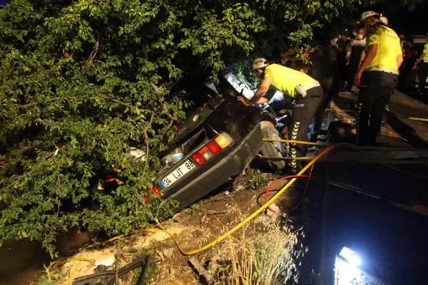 AĞACA ÇARPIP, İKİYE KATLANAN OTOMOBİLDE SIKIŞAN SÜRÜCÜ AĞIR YARALANDI