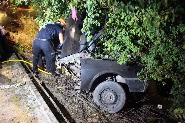 AĞACA ÇARPIP, İKİYE KATLANAN OTOMOBİLDE SIKIŞAN SÜRÜCÜ AĞIR YARALANDI AĞACA ÇARPIP, İKİYE KATLANAN OTOMOBİLDE SIKIŞAN SÜRÜCÜ AĞIR YARALANDI