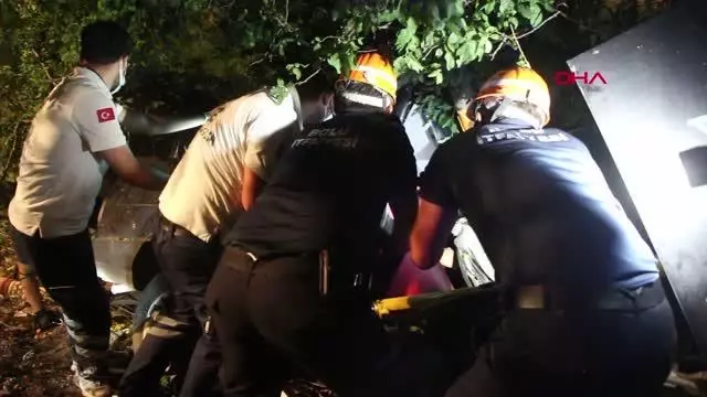 AĞACA ÇARPIP, İKİYE KATLANAN OTOMOBİLDE SIKIŞAN SÜRÜCÜ AĞIR YARALANDI