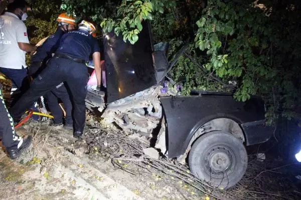 AĞACA ÇARPIP, İKİYE KATLANAN OTOMOBİLDE SIKIŞAN SÜRÜCÜ AĞIR YARALANDI