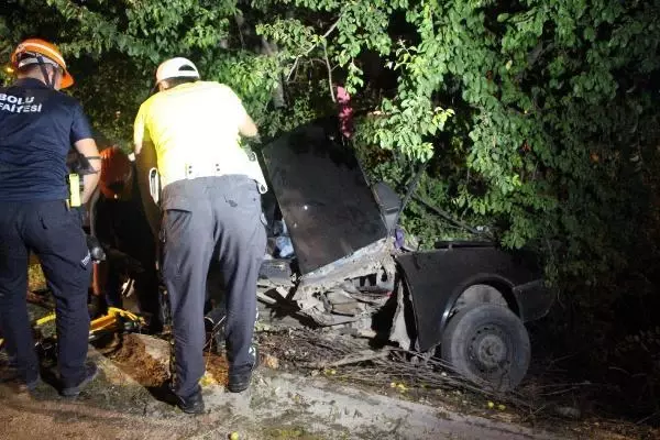 AĞACA ÇARPIP, İKİYE KATLANAN OTOMOBİLDE SIKIŞAN SÜRÜCÜ AĞIR YARALANDI