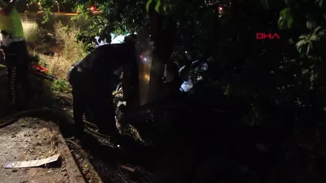 AĞACA ÇARPIP, İKİYE KATLANAN OTOMOBİLDE SIKIŞAN SÜRÜCÜ AĞIR YARALANDI