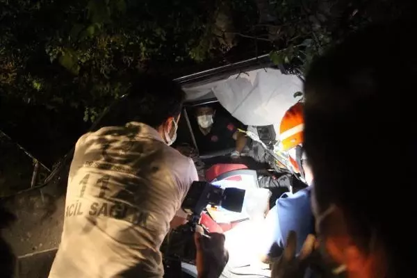 AĞACA ÇARPIP, İKİYE KATLANAN OTOMOBİLDE SIKIŞAN SÜRÜCÜ AĞIR YARALANDI