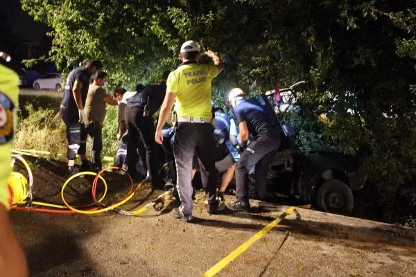 AĞACA ÇARPIP, İKİYE KATLANAN OTOMOBİLDE SIKIŞAN SÜRÜCÜ AĞIR YARALANDI