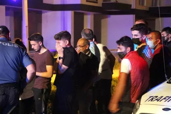 AĞACA ÇARPIP, İKİYE KATLANAN OTOMOBİLDE SIKIŞAN SÜRÜCÜ AĞIR YARALANDI