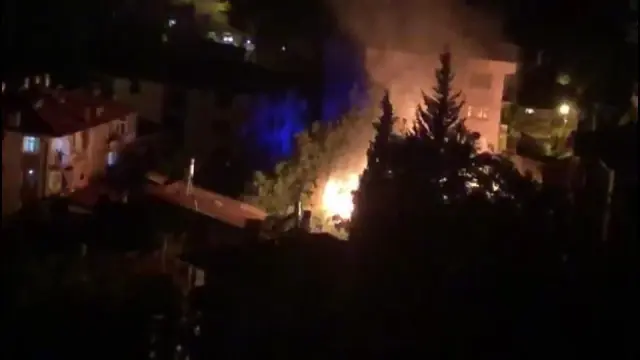 Son dakika haber... Ahşap evde çıkan yangın mahalle sakinlerini sokağa döktü Son dakika haber... Ahşap evde çıkan yangın mahalle sakinlerini sokağa döktü
