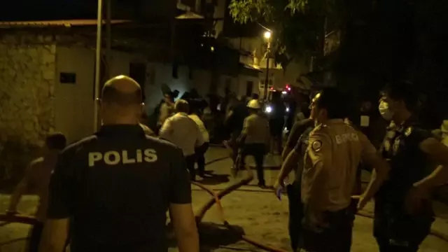Son dakika haber... Ahşap evde çıkan yangın mahalle sakinlerini sokağa döktü
