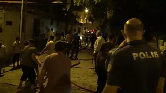 Son dakika haber... Ahşap evde çıkan yangın mahalle sakinlerini sokağa döktü