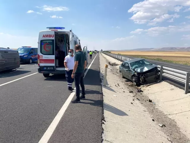 Aksaray'da hafif ticari araç ile otomobil çarpıştı: 7 yaralı