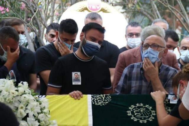 Alişan'ın yakın arkadaşı Demet Akalın, Selçuk Tektaş'ın cenazesine katılmadı, alerji olduğu öne sürüldü Alişan'ın yakın arkadaşı Demet Akalın, Selçuk Tektaş'ın cenazesine katılmadı, alerji olduğu öne sürüldü