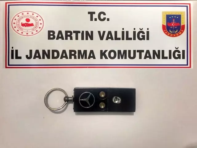 Anahtarlık silahla oynarken oğlunu göğsünden vurdu