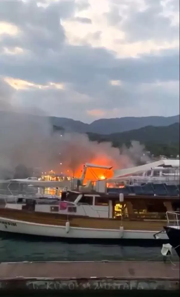 Antalya'da 17 metrelik tur teknesi alev alev yandı