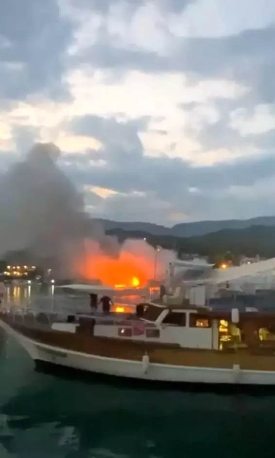 Antalya'da 17 metrelik tur teknesi alev alev yandı