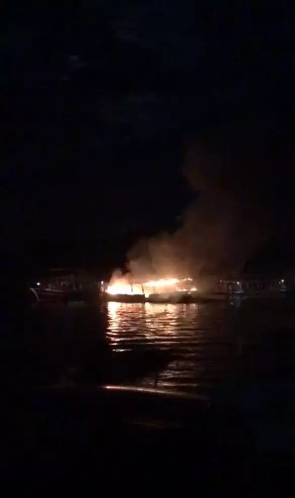 Antalya'da 17 metrelik tur teknesi alev alev yandı