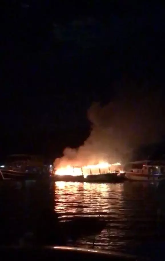 Antalya'da 17 metrelik tur teknesi alev alev yandı
