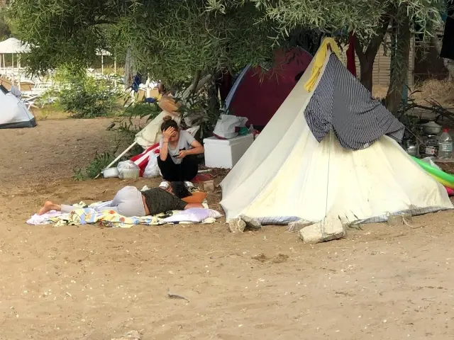 Araçlarda uyudular, otoparka sofra kurup ıslak elbiselerini araçlar üzerine serdiler