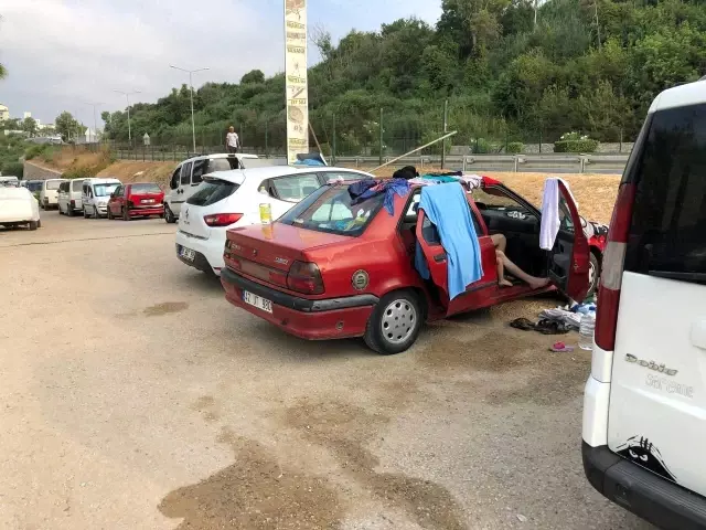 Araçlarda uyudular, otoparka sofra kurup ıslak elbiselerini araçlar üzerine serdiler