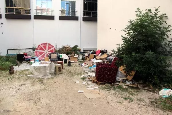 APARTMANIN YANINDA TOPLADIĞI ÇÖPLERİN ATILMASINI ENGELLEMEYE ÇALIŞTI APARTMANIN YANINDA TOPLADIĞI ÇÖPLERİN ATILMASINI ENGELLEMEYE ÇALIŞTI