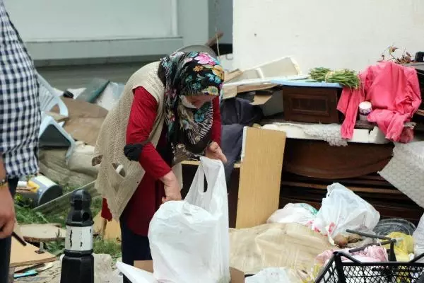 APARTMANIN YANINDA TOPLADIĞI ÇÖPLERİN ATILMASINI ENGELLEMEYE ÇALIŞTI