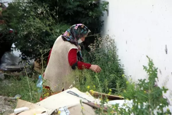 APARTMANIN YANINDA TOPLADIĞI ÇÖPLERİN ATILMASINI ENGELLEMEYE ÇALIŞTI
