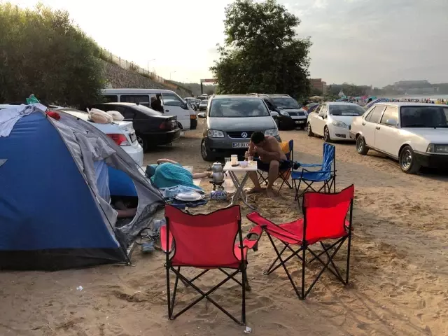 Araçlarda uyudular, otoparka sofra kurup ıslak elbiselerini araçlar üzerine serdiler