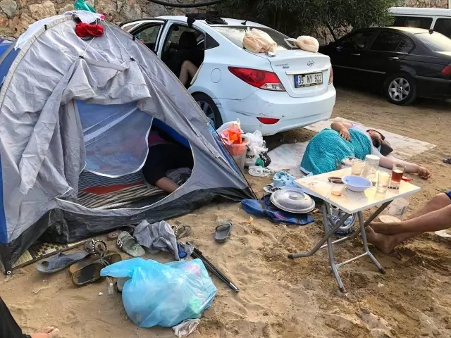 Araçlarda uyudular, otoparka sofra kurup ıslak elbiselerini araçlar üzerine serdiler
