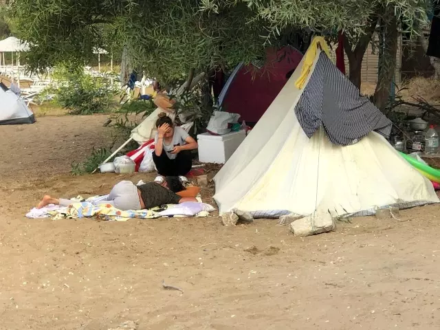 Araçlarda uyudular, otoparka sofra kurup ıslak elbiselerini araçlar üzerine serdiler