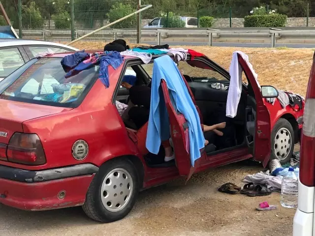 Araçlarda uyudular, otoparka sofra kurup ıslak elbiselerini araçlar üzerine serdiler Araçlarda uyudular, otoparka sofra kurup ıslak elbiselerini araçlar üzerine serdiler