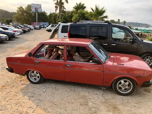 Araçlarda uyudular, otoparka sofra kurup ıslak elbiselerini araçlar üzerine serdiler