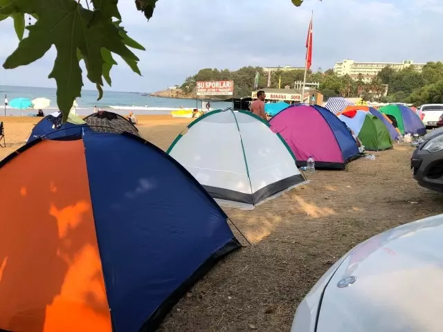 Araçlarda uyudular, otoparka sofra kurup ıslak elbiselerini araçlar üzerine serdiler