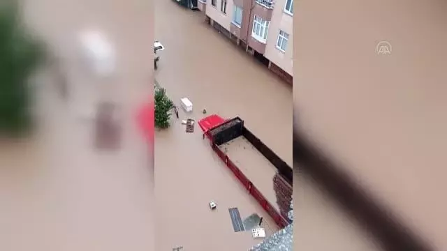 Arhavi'de derenin taşması sonucu bazı ev ve iş yerlerini su bastı - Sel suyuna kapılan otomobil (2) Arhavi'de derenin taşması sonucu bazı ev ve iş yerlerini su bastı - Sel suyuna kapılan otomobil (2)