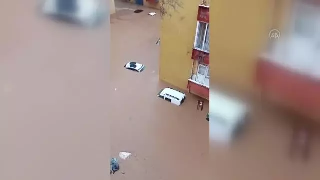 Arhavi'de derenin taşması sonucu bazı ev ve iş yerlerini su bastı - Sel suyuna kapılan otomobil (2)