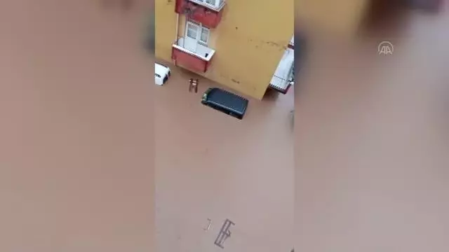 Arhavi'de derenin taşması sonucu bazı ev ve iş yerlerini su bastı - Sel suyuna kapılan otomobil (2)