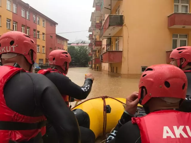 Arhavi'de ev, iş yeri ve araçlarında mahsur kalan vatandaşlar botlarla kurtarıldı (4)