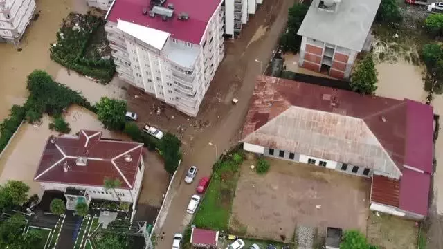 Arhavi sokaklarında derenin taşması sonucu biriken suyun önemli bölümü tahliye edildi Arhavi sokaklarında derenin taşması sonucu biriken suyun önemli bölümü tahliye edildi